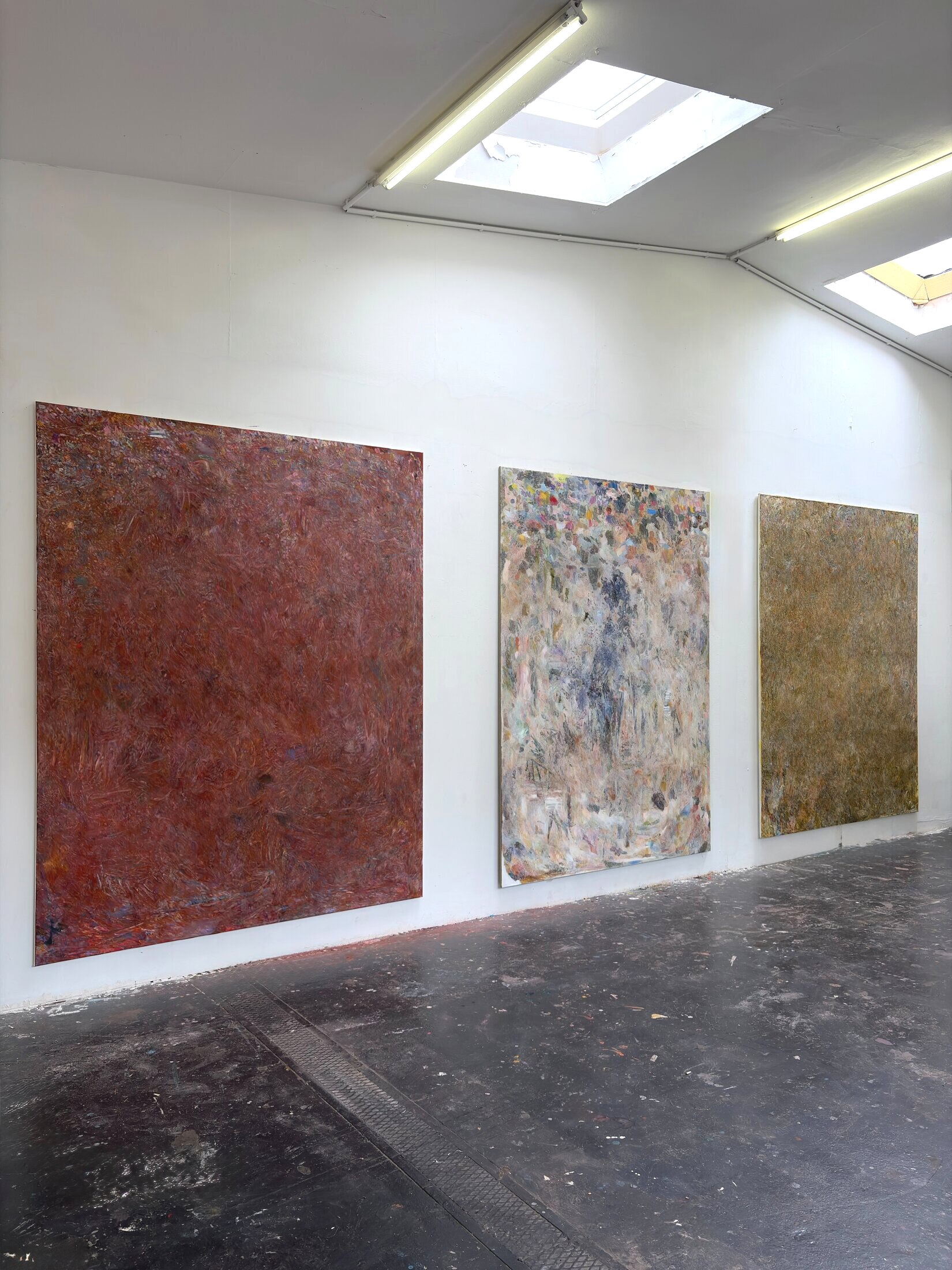Raumansicht, links nach rechts 2025–26, 2025 (2/2), 2023–24, Atelier Berlin