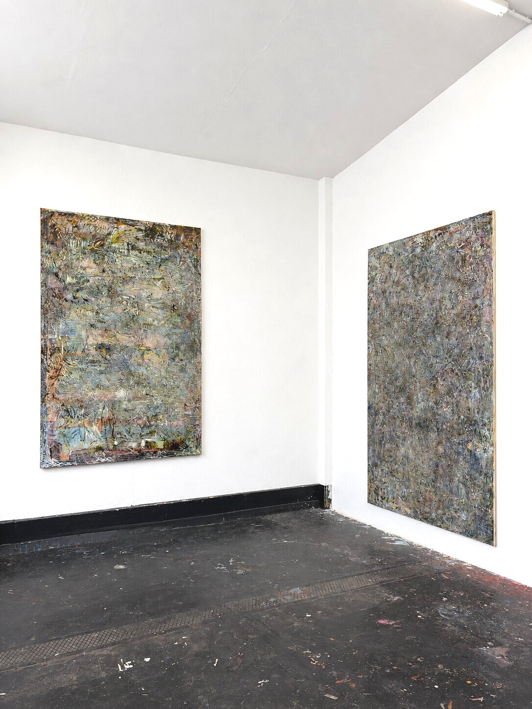 Raumansicht, links Ohne Titel 2022, rechts 2019–2020, Atelier Berlin
