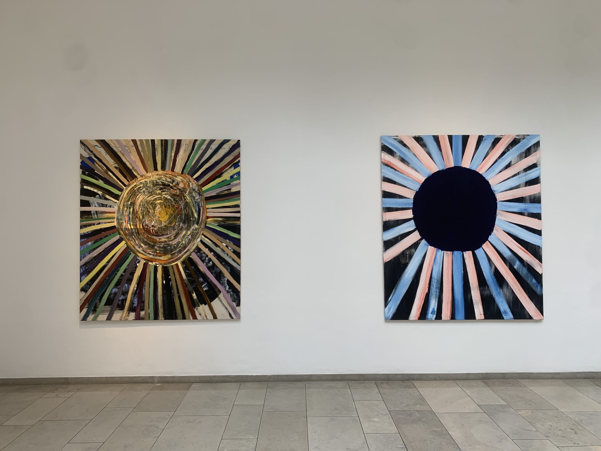 Installationsansicht Gerhard Marcks Haus — Lebensfrohe Sonne (links), Blaue Sonne, 150×150 cm (rechts), 2024