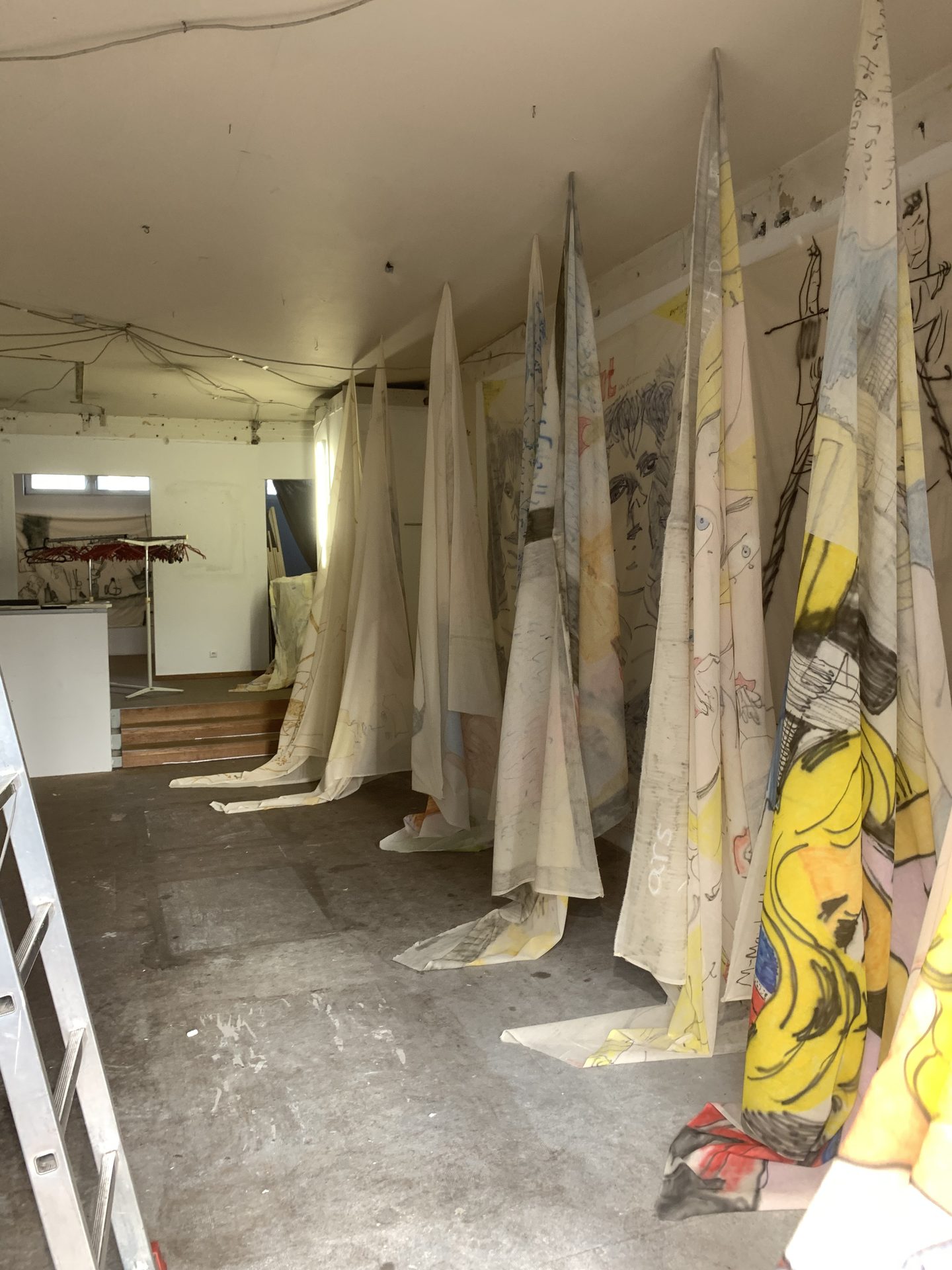Stoffbilder — Ausstellungsansicht Seitenansicht, o40, Berlin